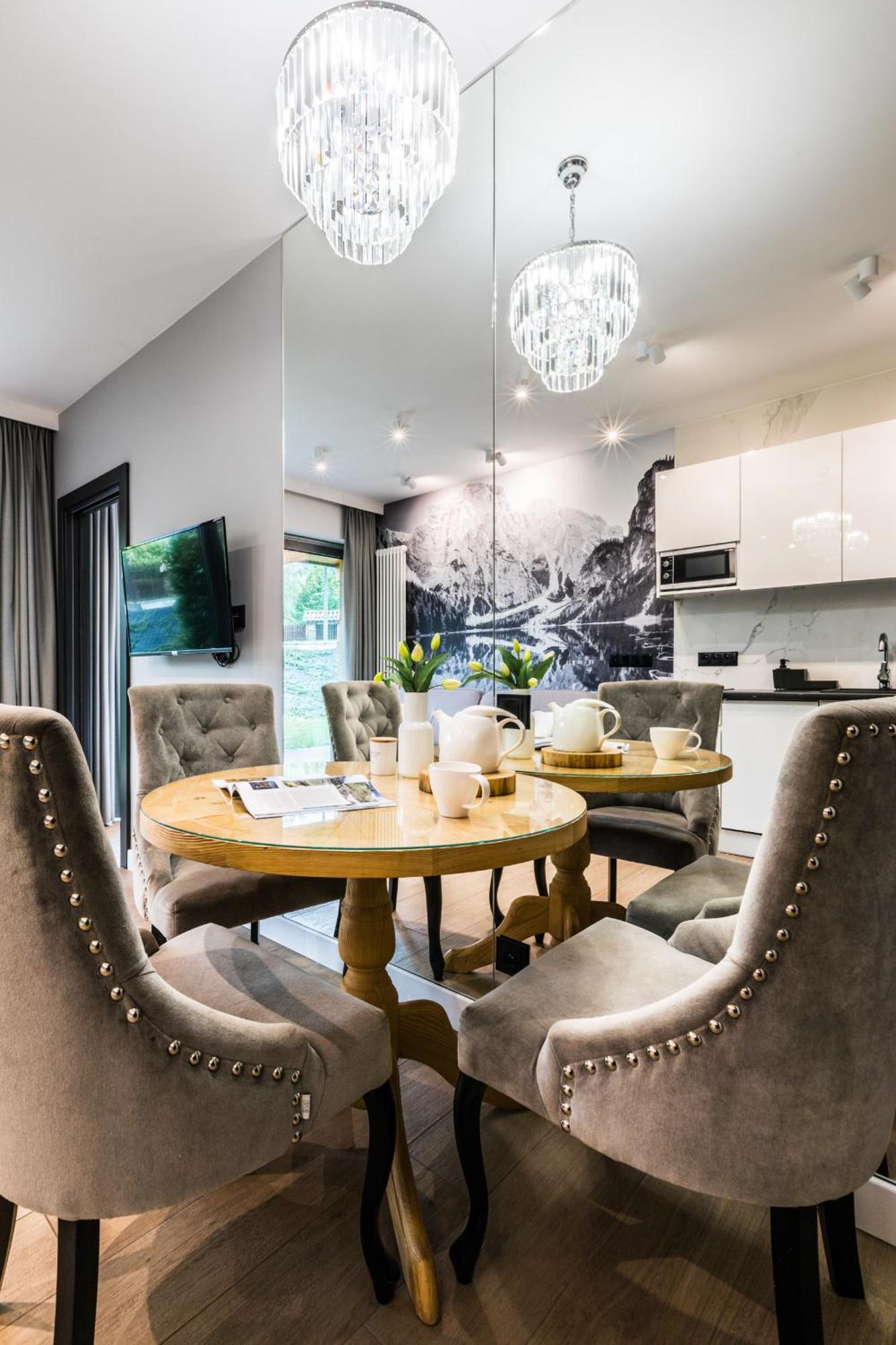 Deluxe One-Bedroom Apartment