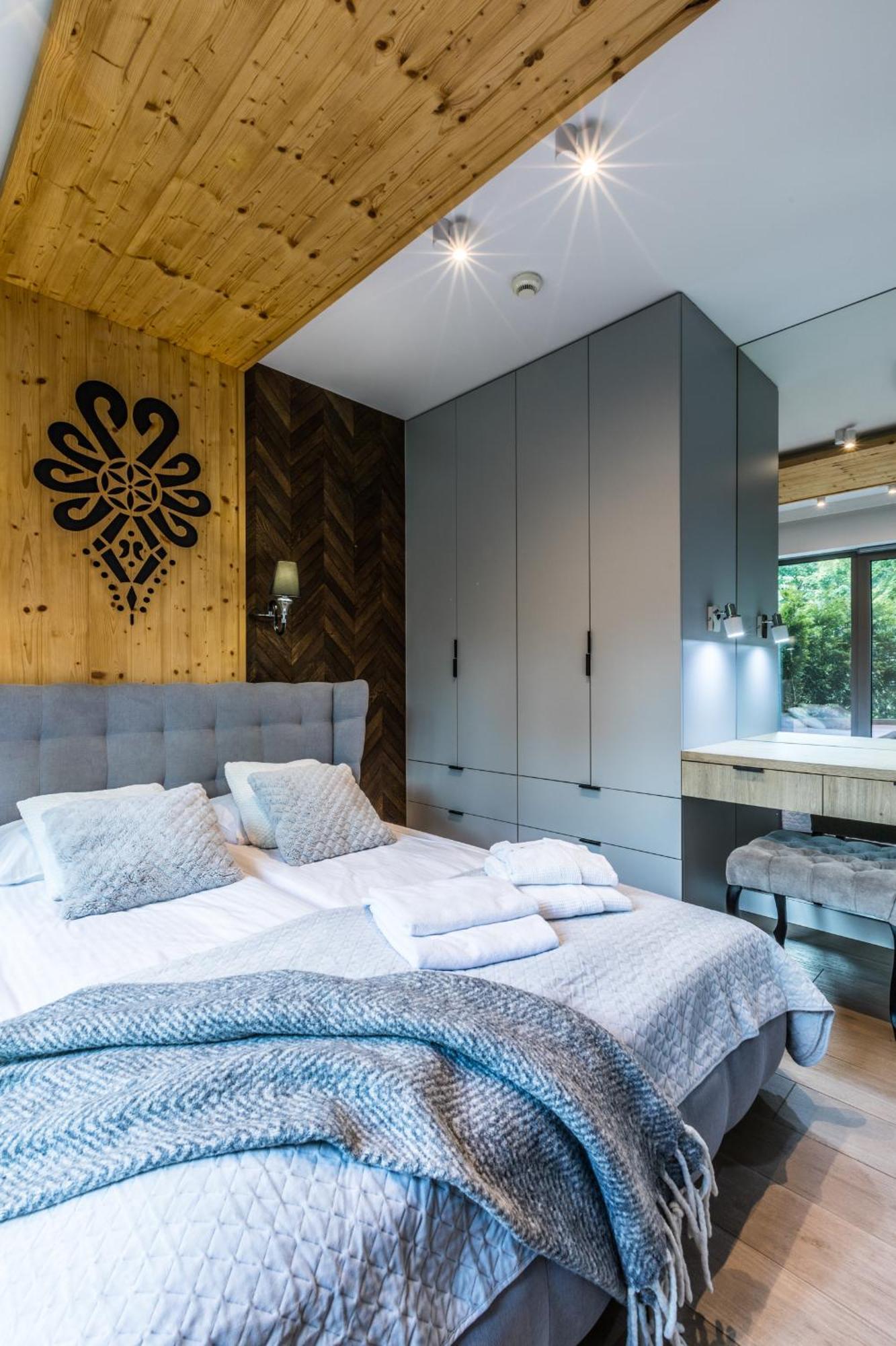 Deluxe One-Bedroom Apartment