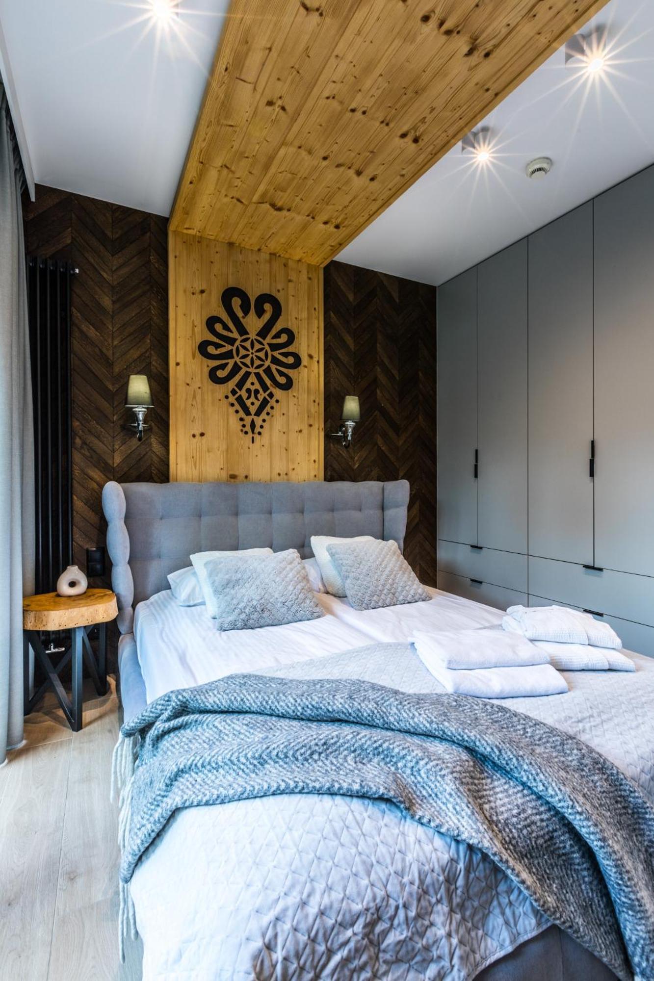 Deluxe One-Bedroom Apartment
