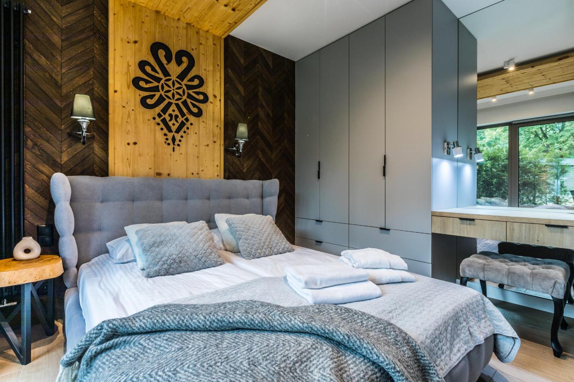 Deluxe One-Bedroom Apartment