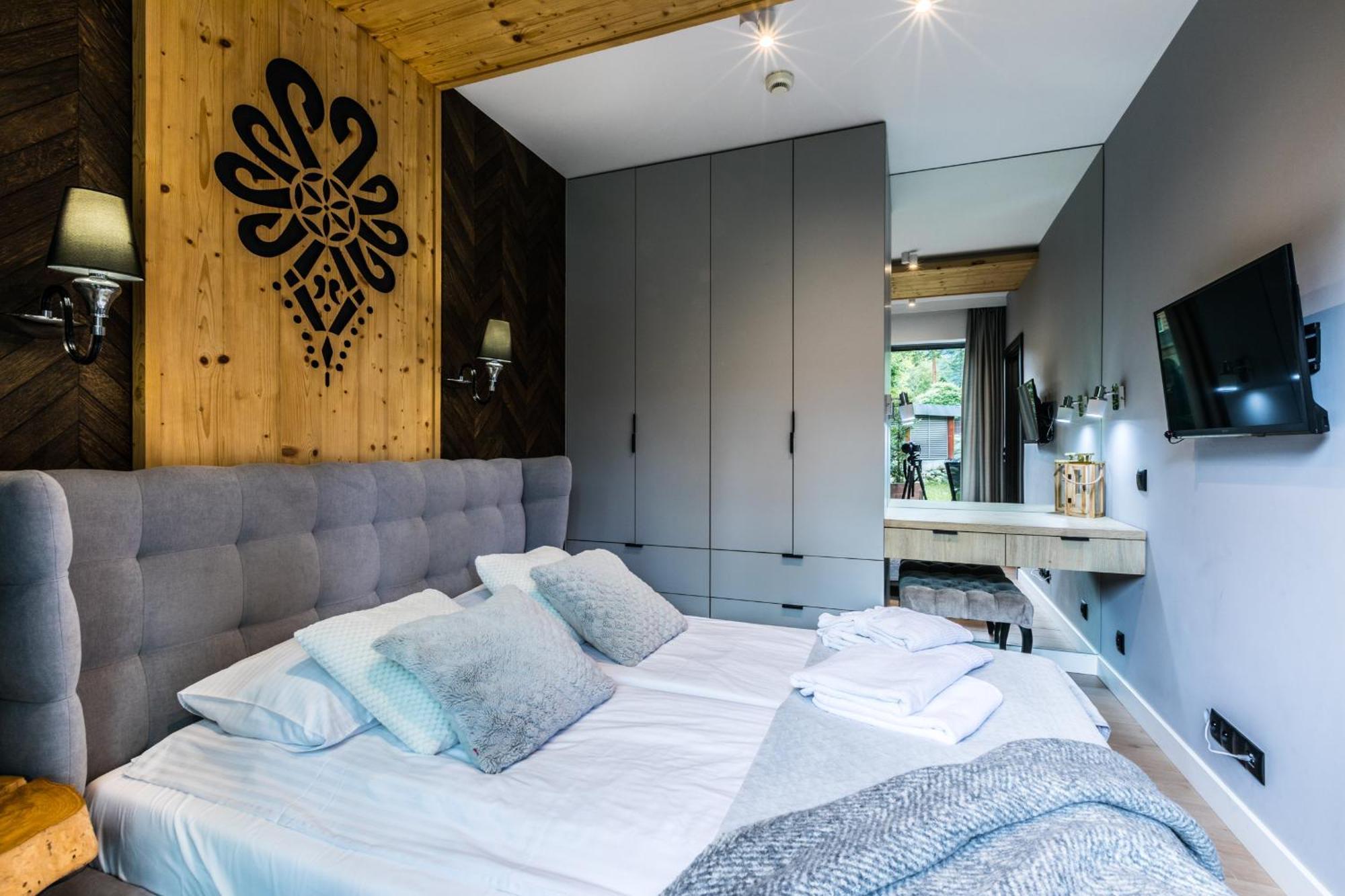 Deluxe One-Bedroom Apartment