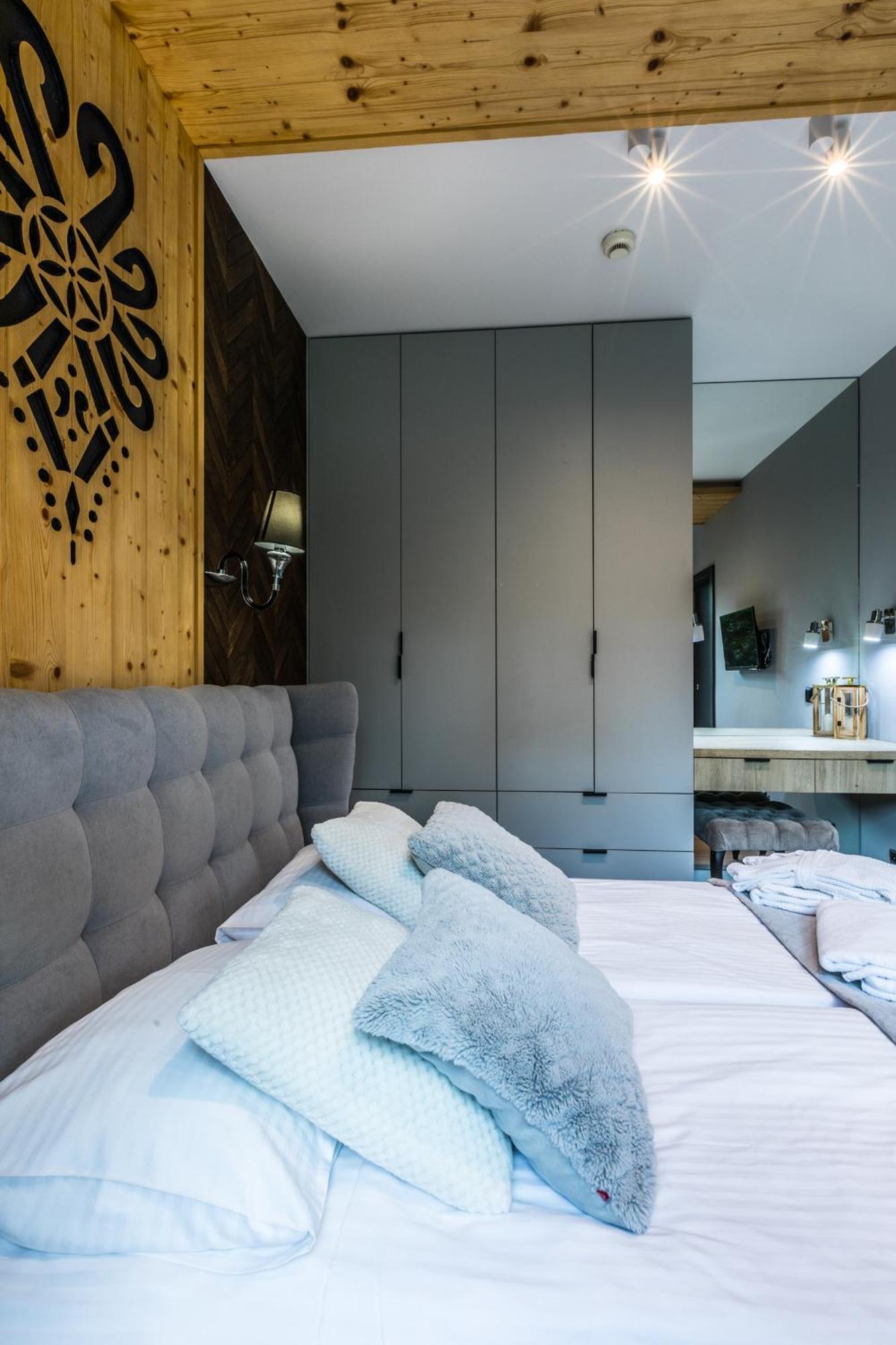 Deluxe One-Bedroom Apartment