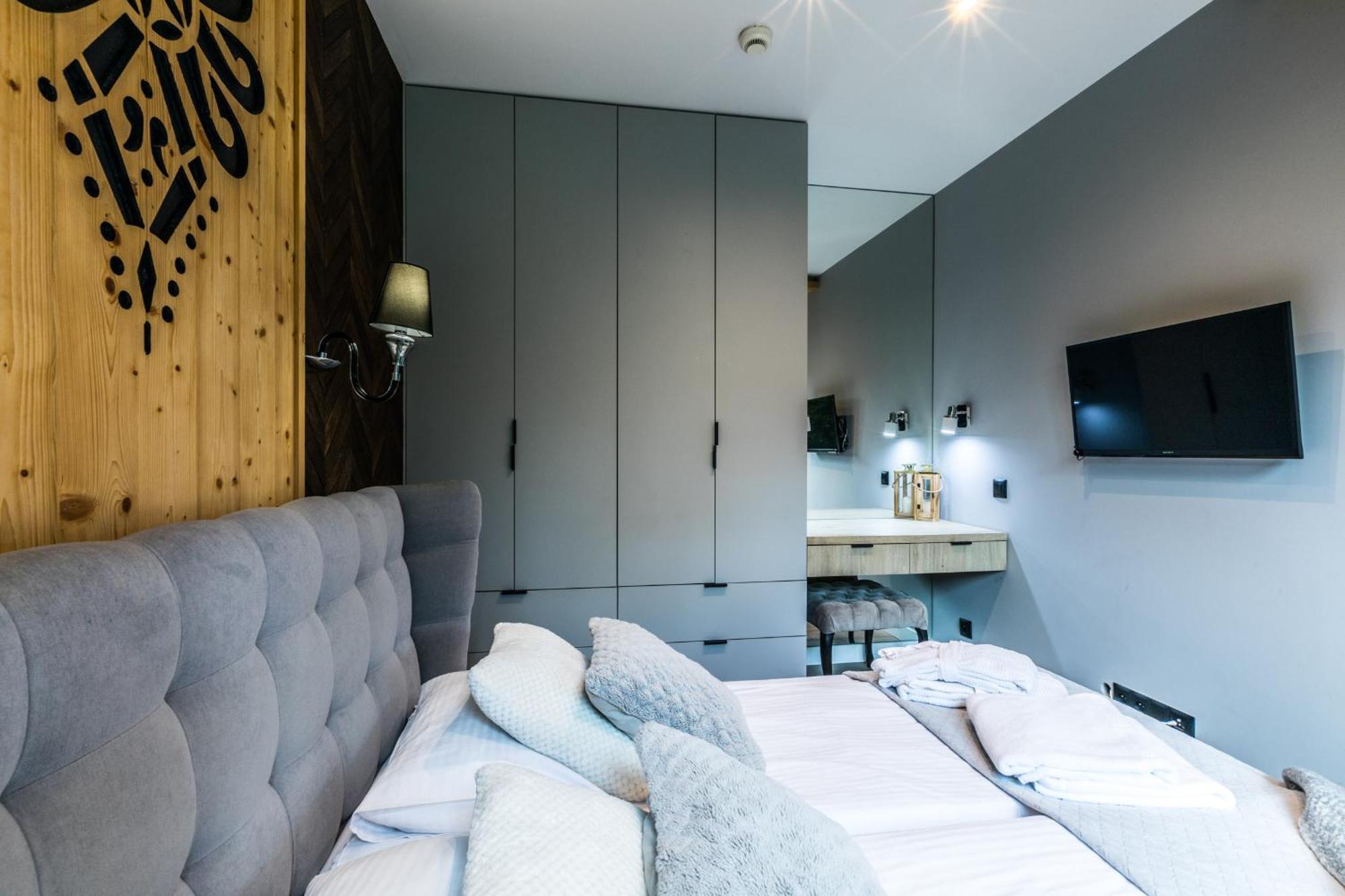 Deluxe One-Bedroom Apartment